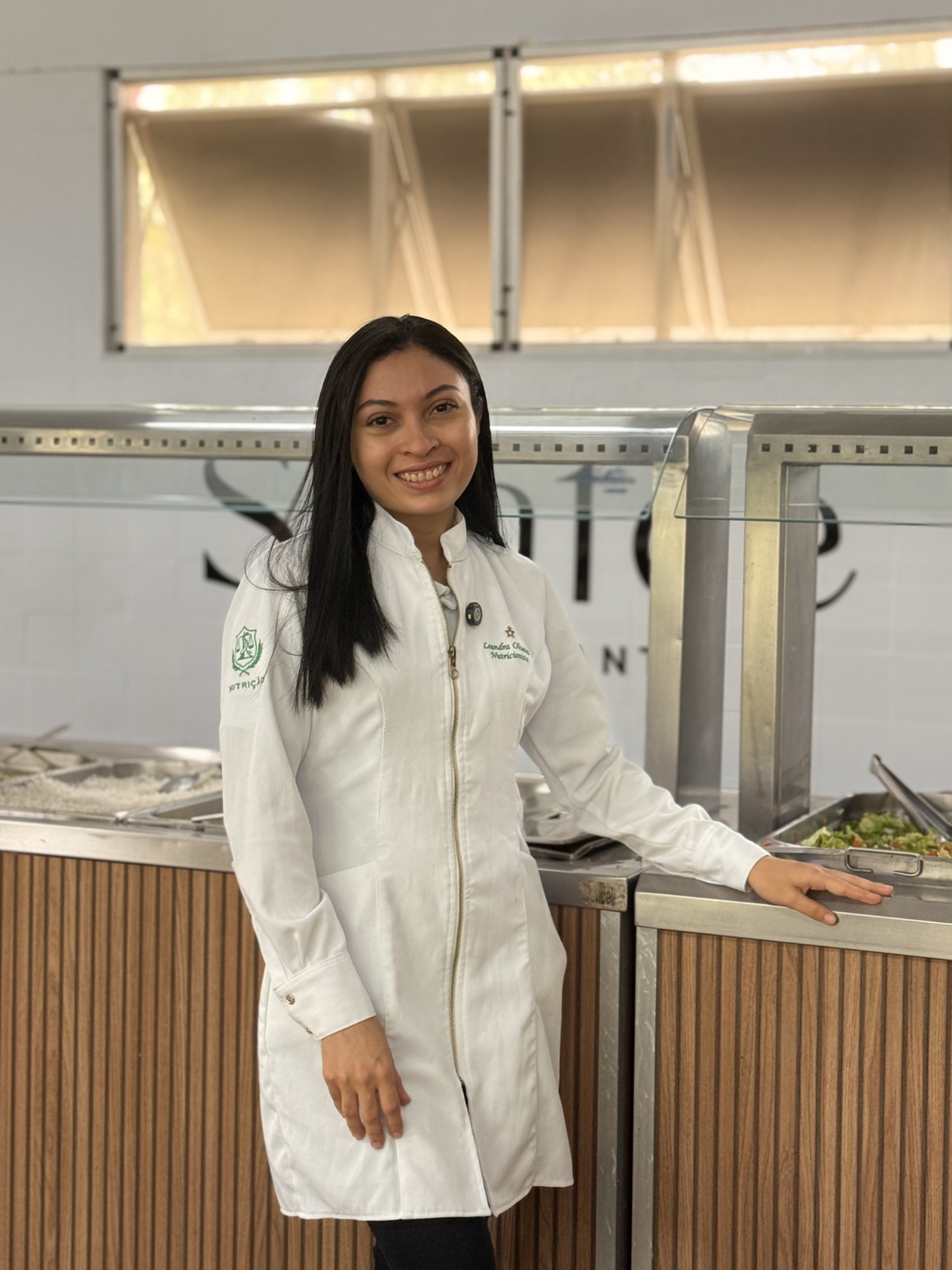 Colaboradora da Santé no restaurante corporativo